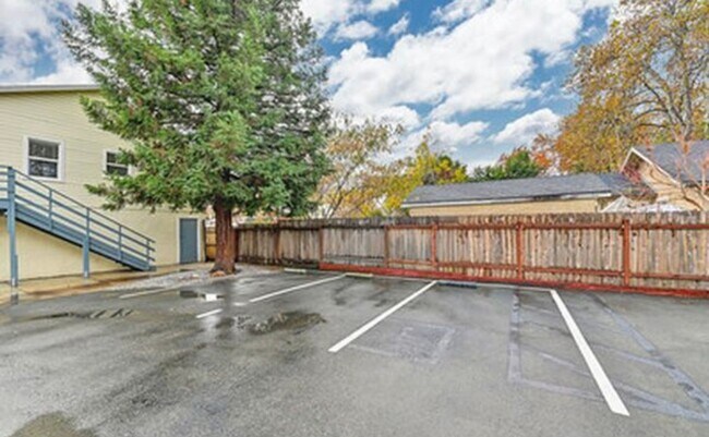 Building Photo - Darling Remodeled One Bedroom Cottage for Rent in Old Roseville