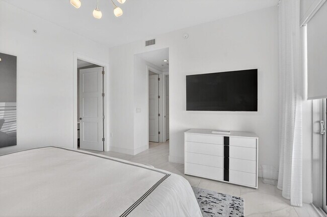 Building Photo - 155 E Boca Raton Rd