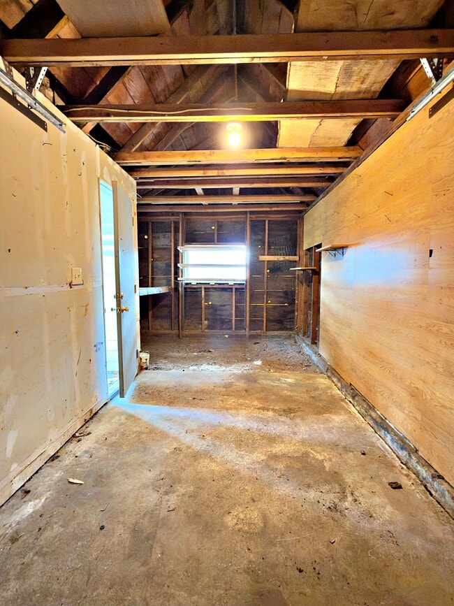 Building Photo - 905 NE 94th Ave