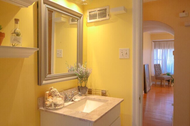 Building Photo - Brentwood Cottage for Lease