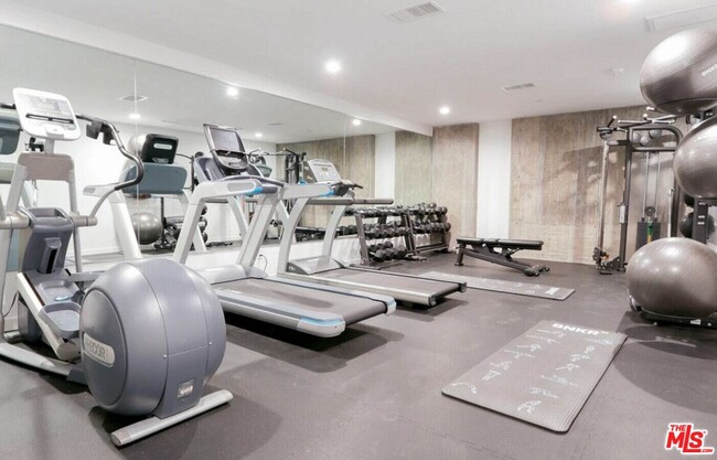 Building Photo - 829 Larrabee St