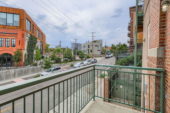 Building Photo - 3201 Shoshone St