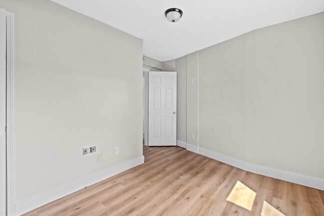 Building Photo - 2 Skyview Dr