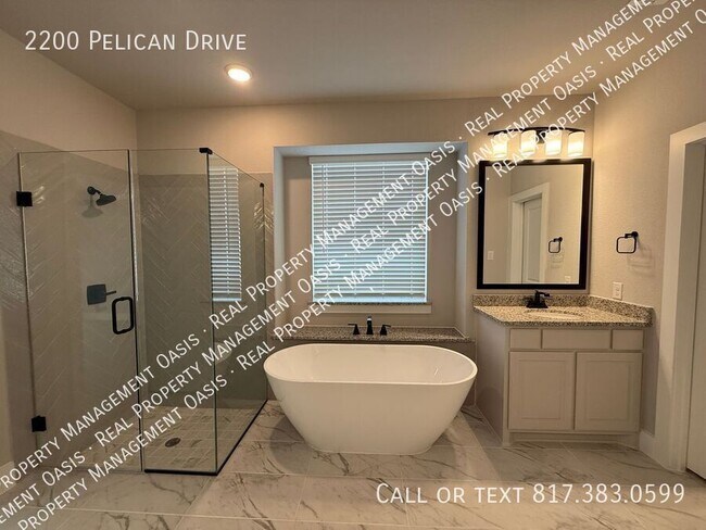 Building Photo - 2200 Pelican Dr