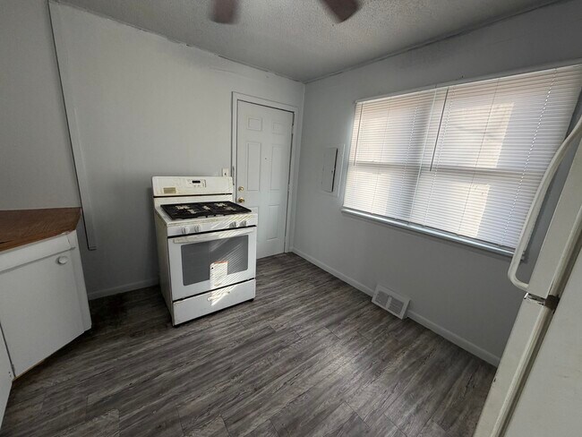 Building Photo - 1541 Fairchild-E