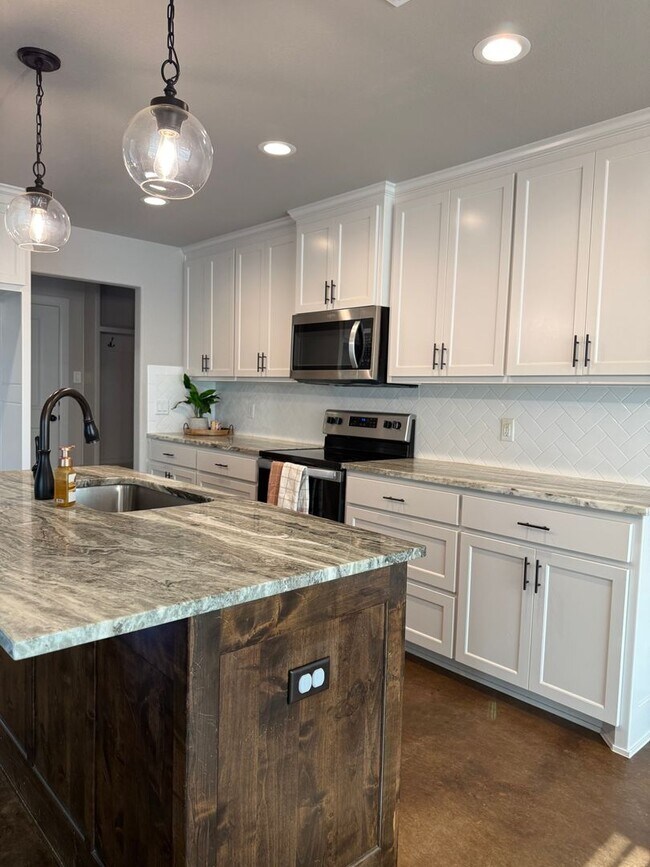 Building Photo - HORSE PROPERTY 4/2/2 + 4 acres in Peaster ...