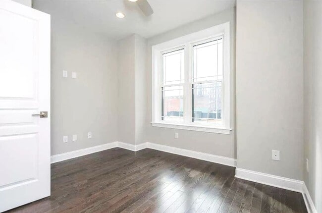 Building Photo - Gorgeous 3-Bedroom Townhome with Finished Basement and Rooftop Deck! Available mid-June!