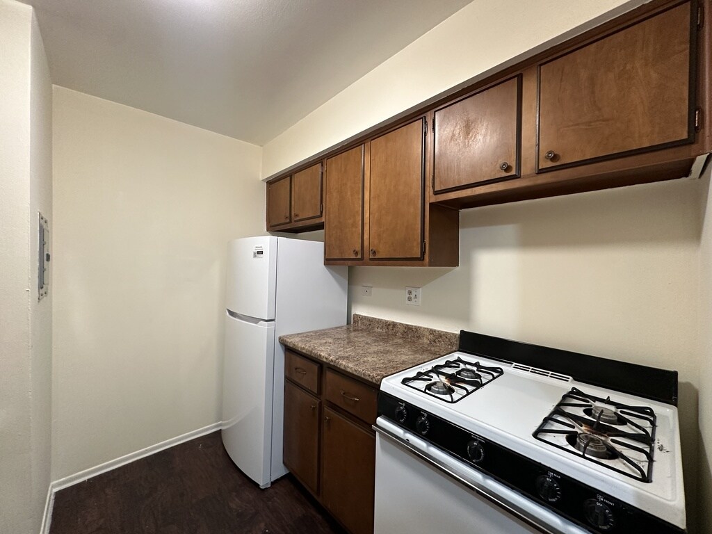 Building Photo - 665 W Wrightwood Ave