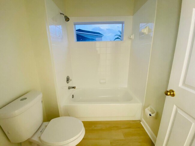 Building Photo - Your Dream Home Awaits! 5 bedroom 3 bath Single Family HOME!!