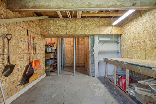 Building Photo - 10003 Crestridge Dr
