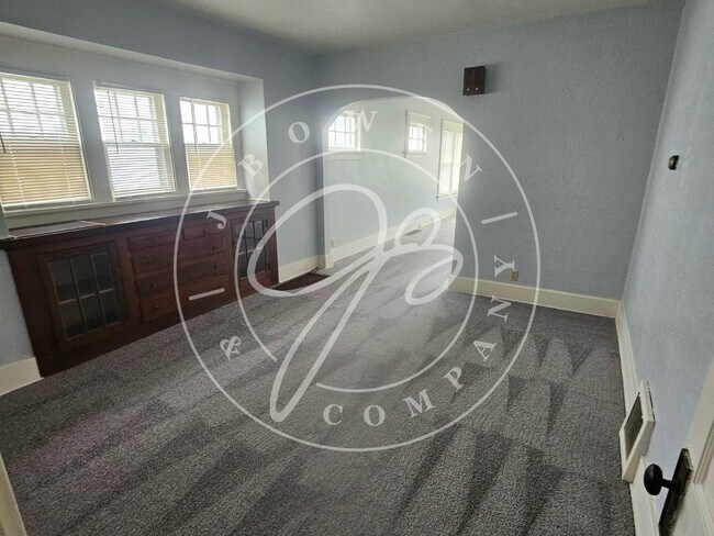 Building Photo - Charming 2 Bed, 1 Bath lower duplex in Tol...