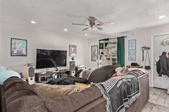 Building Photo - Lovely Three bed / Two bath for rent