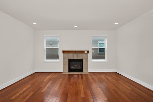 Building Photo - Updated 2 Bedroom Shoreline Townhouse!