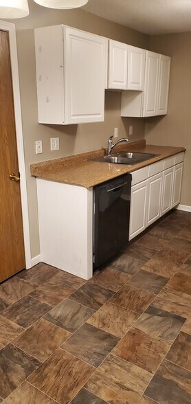 kitchen - 16534 Franklin Trl SE
