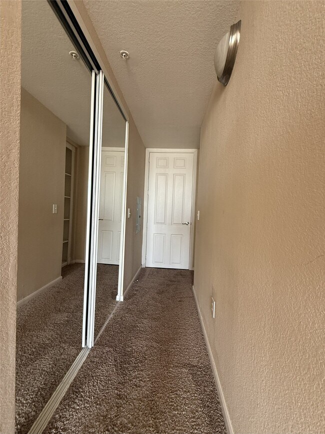 Building Photo - 7575 Kirby Dr