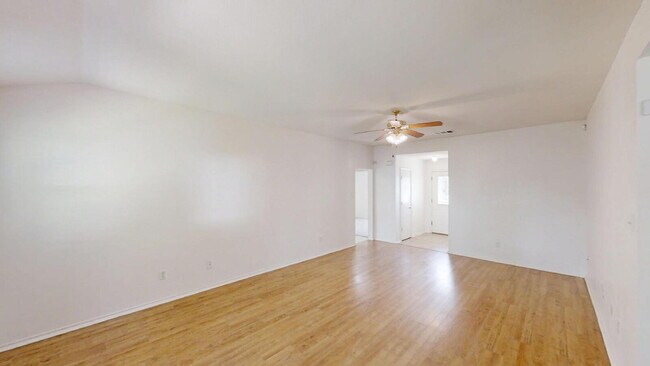 Building Photo - This spacious 4 bedroom, 2 bathroom home is waiting for you!