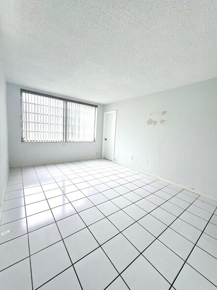 Building Photo - 1601 NE 191st St