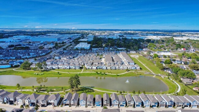 Building Photo - 9830 Magnolia Village Ln