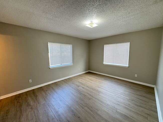 Building Photo - Beautiful 3/2 Duplex in St. Cloud