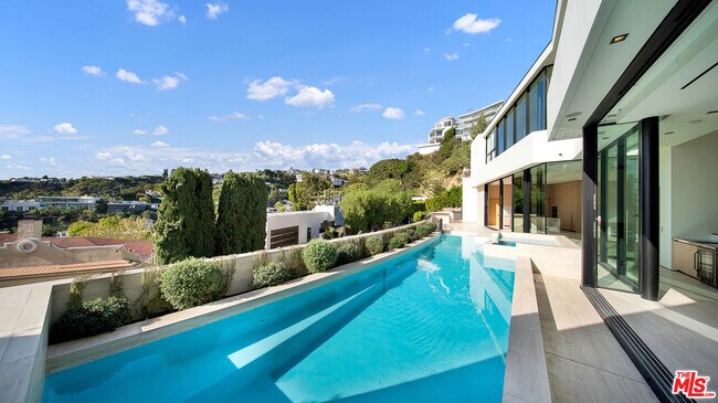 Building Photo - 8765 Hollywood Blvd