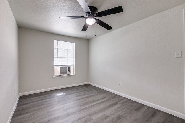 Building Photo - Elmwood Triplex