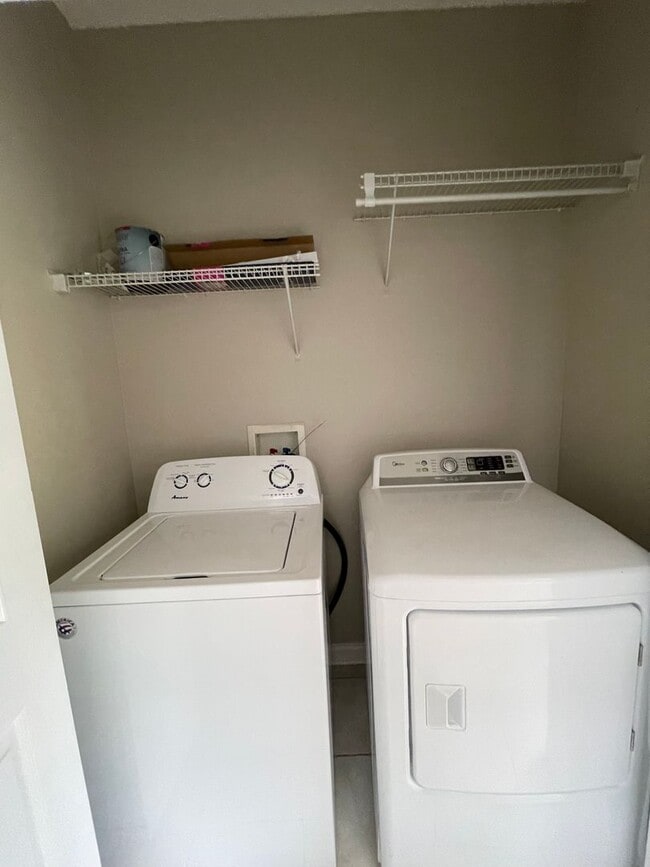 Building Photo - Courtyard Subdivision!!