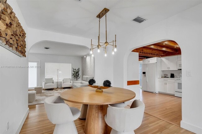 Building Photo - 301 SW 30th Ct