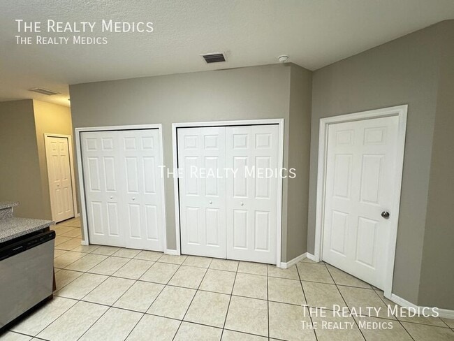 Building Photo - 548 Albatross Dr