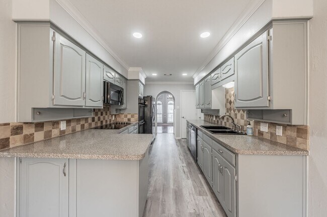 Building Photo - Charming Updated Home on Quiet Cul-de-Sac