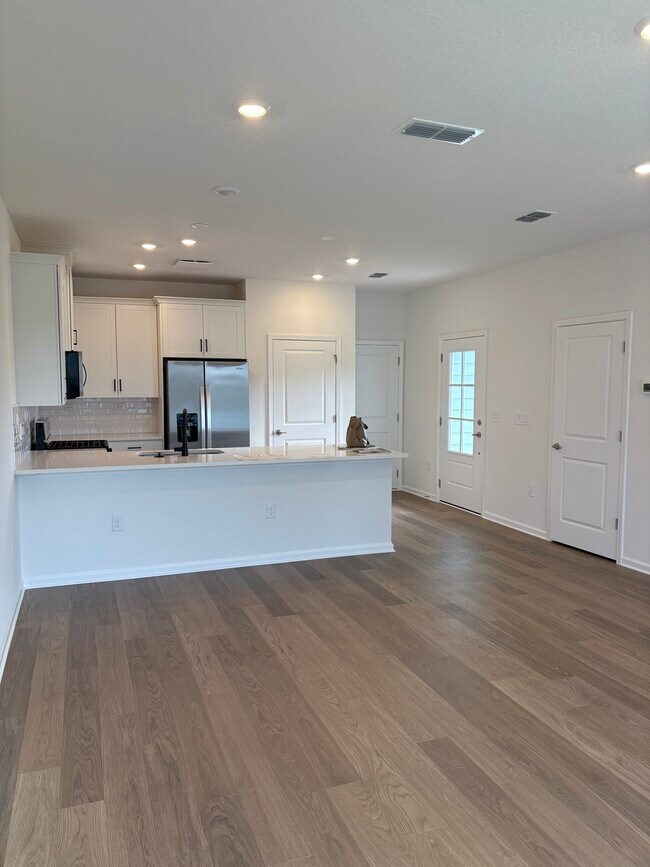 Building Photo - 19 Woods Ln