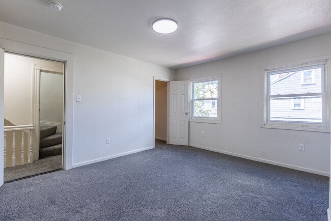 Building Photo - AVAILABLE OCTOBER 15th - Quirky 3+ Bedroom...