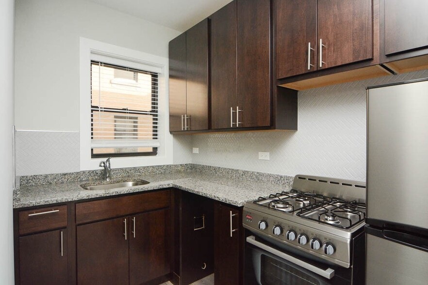 Building Photo - 423 W Belden Ave