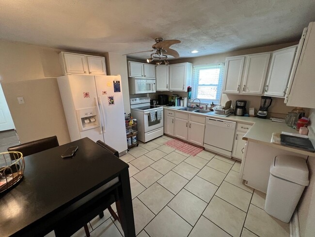 Building Photo - 4 bedroom in Cave Spring