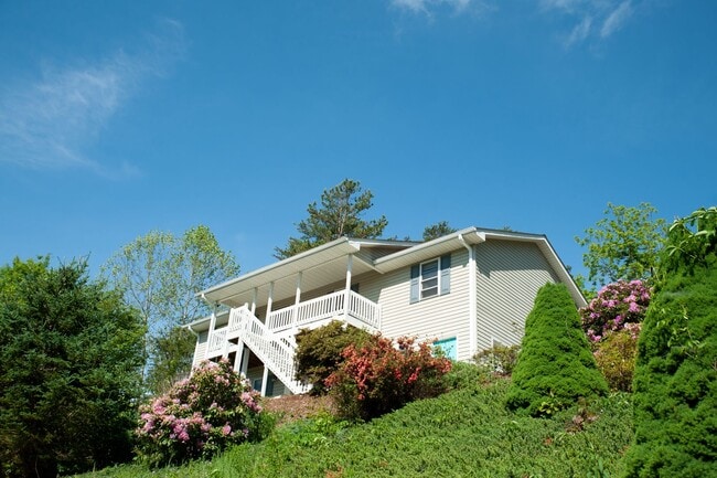 Building Photo - West Asheville - Large Well Kept 3/3 Home