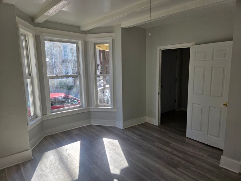 Building Photo - 5 Lafayette St