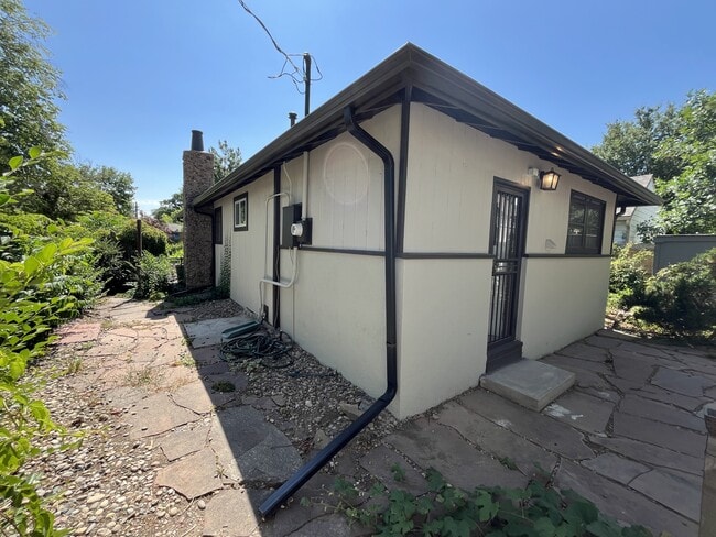 Building Photo - 1649 Roslyn St
