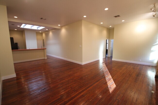 Building Photo - 319 S Flores St