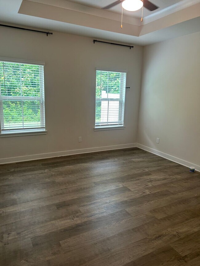 Building Photo - Simpsonville - 3/ 2.5, 1952  SF