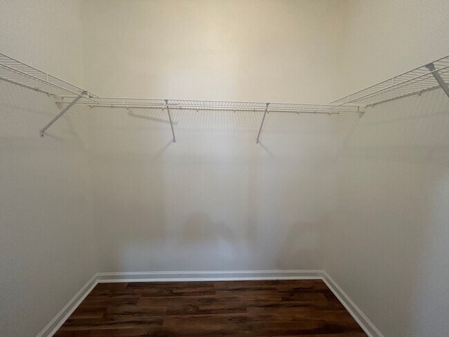 Building Photo - Bright and Spacious 3/2 Available Now!