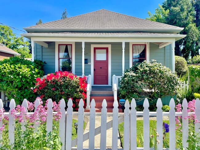 Building Photo - Charming Home on Cul-de-Sac w/Jacuzzi, Fireplace, Garage || Minutes from Downtown Napa!