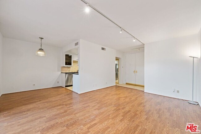 Building Photo - 1131 Alta Loma Rd