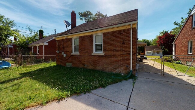 Building Photo - 3 Bedroom 2 Bath Eastside Home!