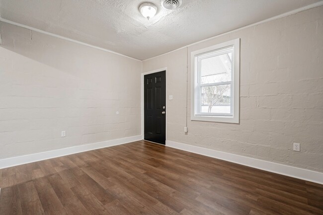 Building Photo - Vouchers Accepted!!! 2 Bedroom