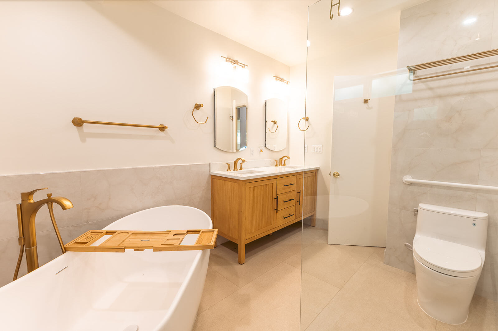 Master bathroom with double vanit - 7246 Hatillo Ave