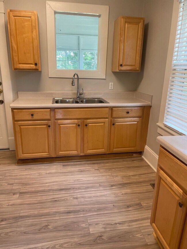 Building Photo - Spacious 2 Bedroom with an Office - LAWNCA...