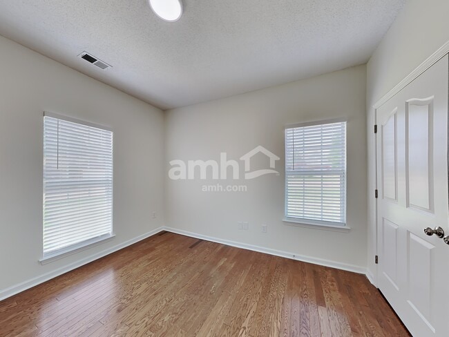 Building Photo - 5634 Broadway Dr W