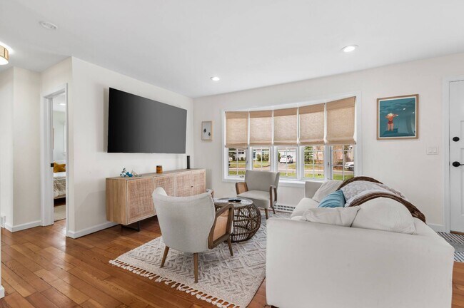 Building Photo - 7 Whiting Rd