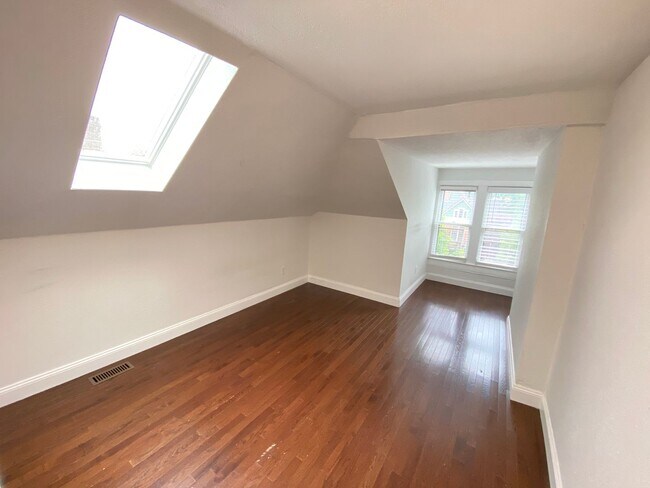 Building Photo - Dennison Ave 866-868 CR