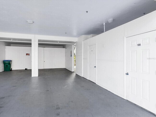 Building Photo - 3607 E Bay Dr