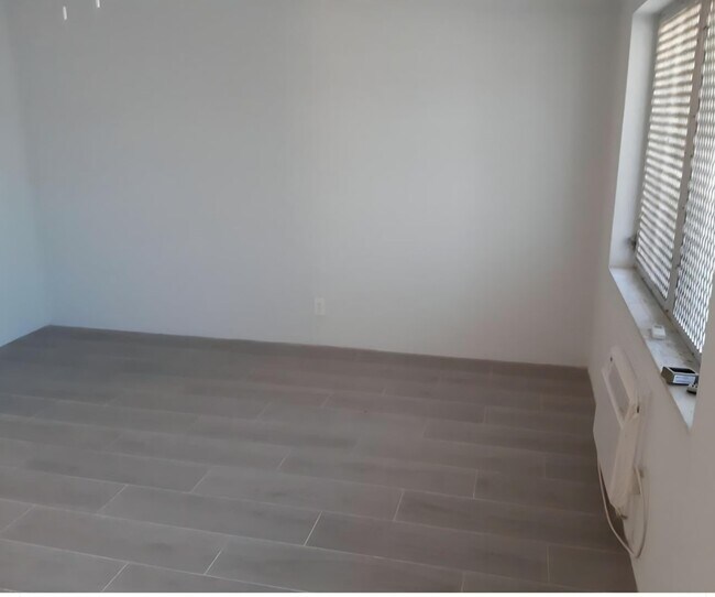 Building Photo - 2100 NE 51st Ct